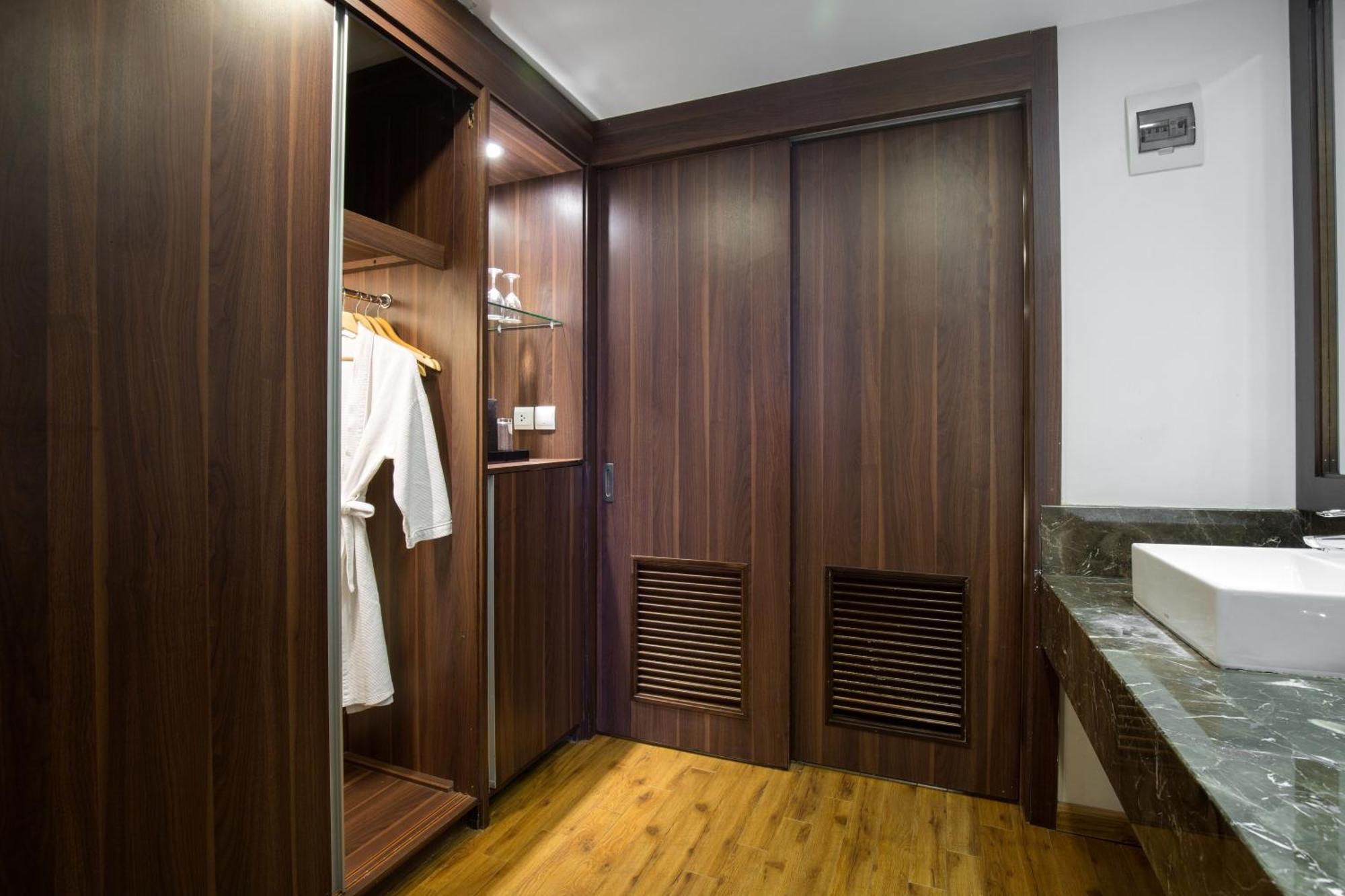 Suite Balcony Lake View